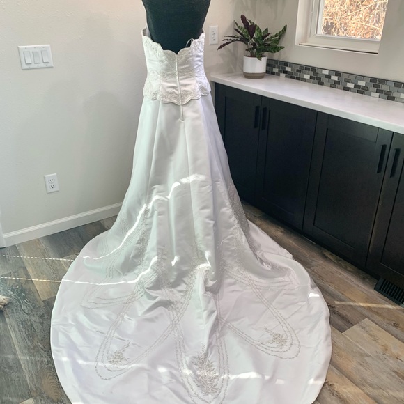 🚫SOLD🚫Gorgeous beaded White Scalloped Bodice wedding gown Sz 10 - Picture 4 of 12